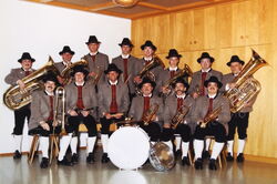 Die erste eigene Tracht der Musikkapelle Eckarts hat Premiere am 1. Mai 1987